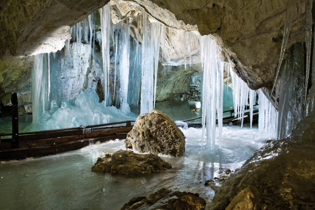 Demävská ľadová jaskyňa