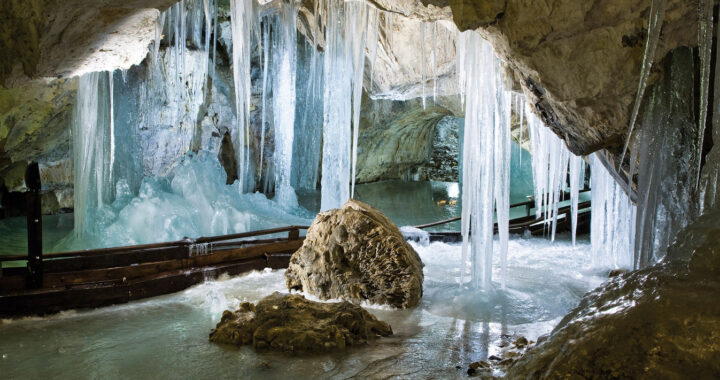 Demävská ľadová jaskyňa
