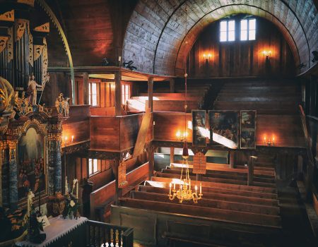 hronsek dreveny kostol interiér