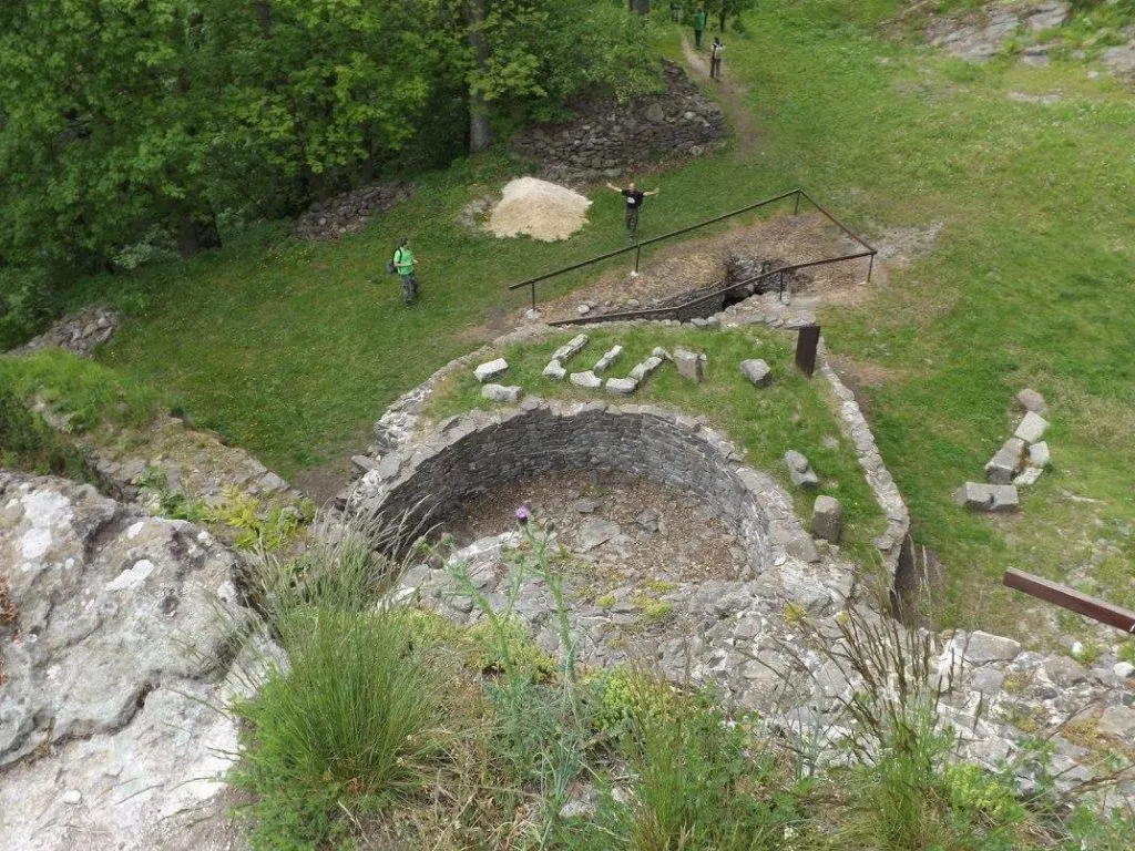 Výstup na Sitno hradby