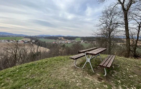 lavička na hrádku ruskovce - výhľad smer trečín