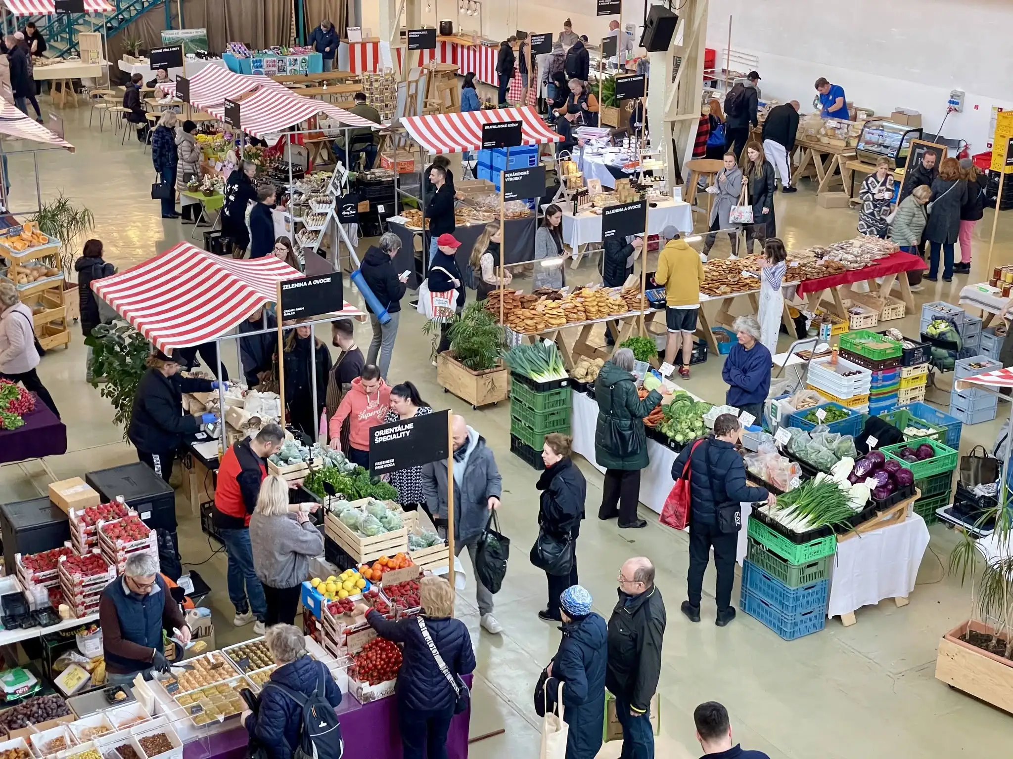 Trh-Piac-Markt 2026 v Starej tržnici v Bratislave ponúka lokálne potraviny, farmárske výrobky, knihy, dizajn a sobotnú trhovú atmosféru.