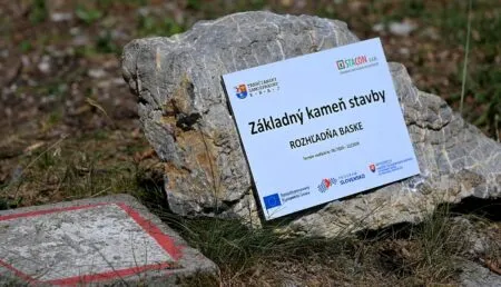 Základný kameň stavby novej rozhľadne Baske s informačnou tabuľou o projekte na vrchole v Strážovských vrchoch.