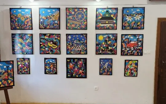 Kolekcia pestrofarebných pop-artových obrazov Williama Jaroša s motívmi prírody, zvierat a slovenského vidieka.