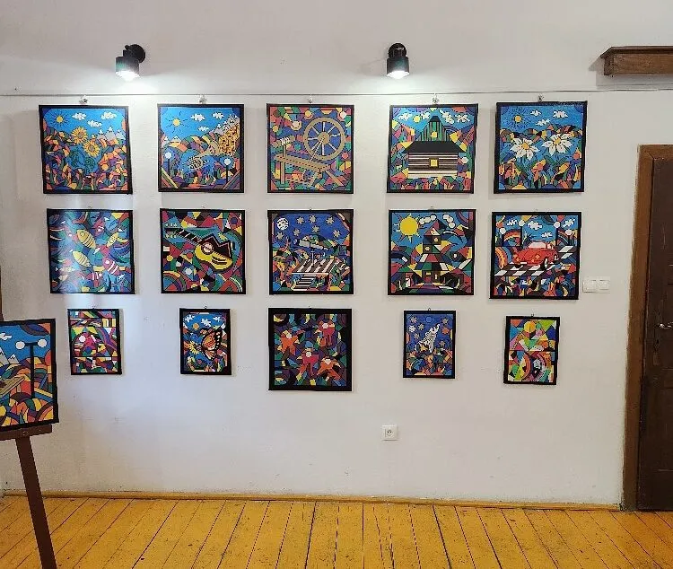 Kolekcia pestrofarebných pop-artových obrazov Williama Jaroša s motívmi prírody, zvierat a slovenského vidieka.